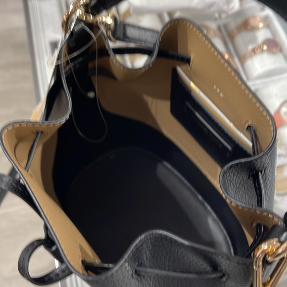 MICHAEL KORS
Reed Medium Pebbled Leather Bucket Bag Satchel Crossbody
Black
NWT - Picture 10 of 16